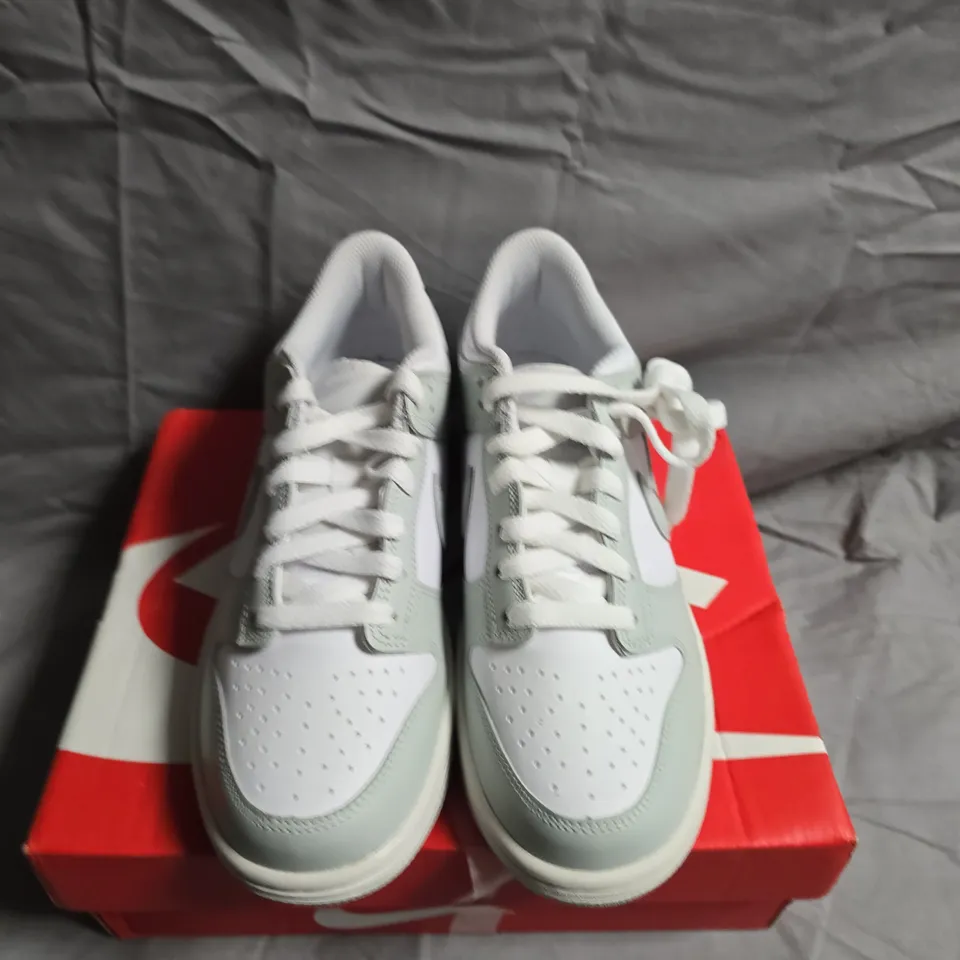 BOXED PAIR OF NIKE DUNK LOW TRAINERS - UK SIZE 4.5 - KIDS