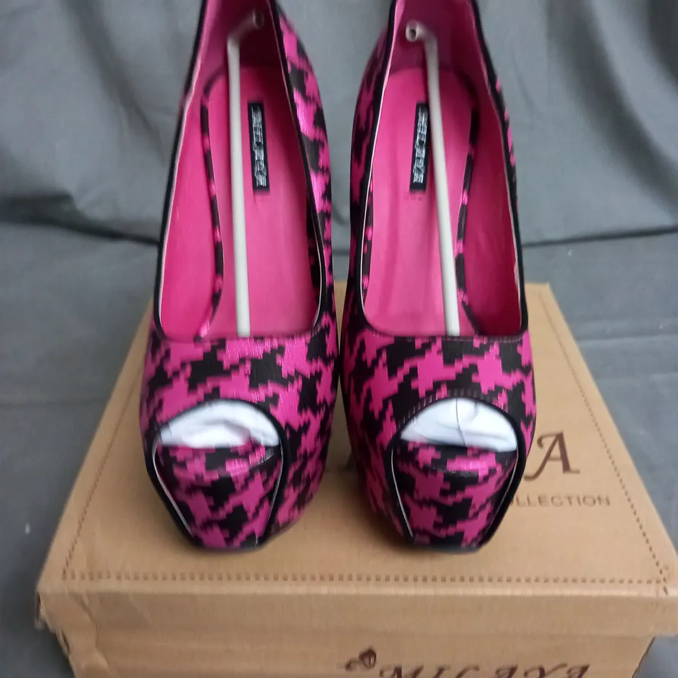APPROXIMATELY 12 PAIRS OF WOMENS PATTERNED HIGH HEELS SHOES IN VARIOUS SIZES 