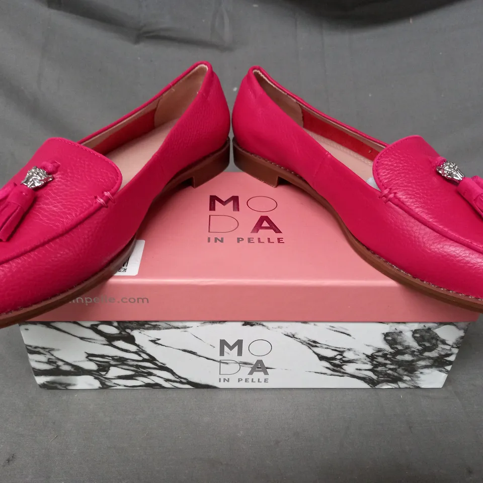 BOXED PAIR OF MODA IN PELLE EMMAROSE TASSEL TRIM LOAFERS IN RASPBERRY EU SIZE 40