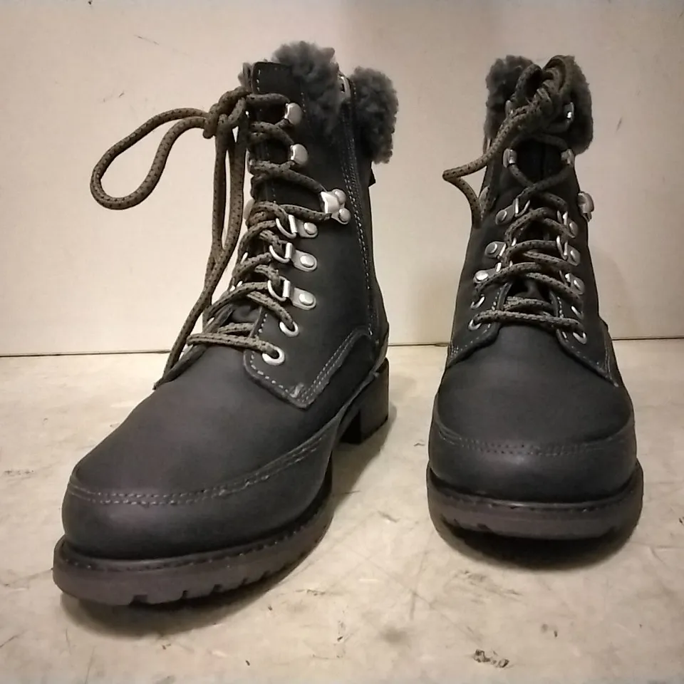BOXED UNISEX EMU AUSTRALIA OKAB BOOTS , 4 PAIR ESPRESSO SIZE 9  