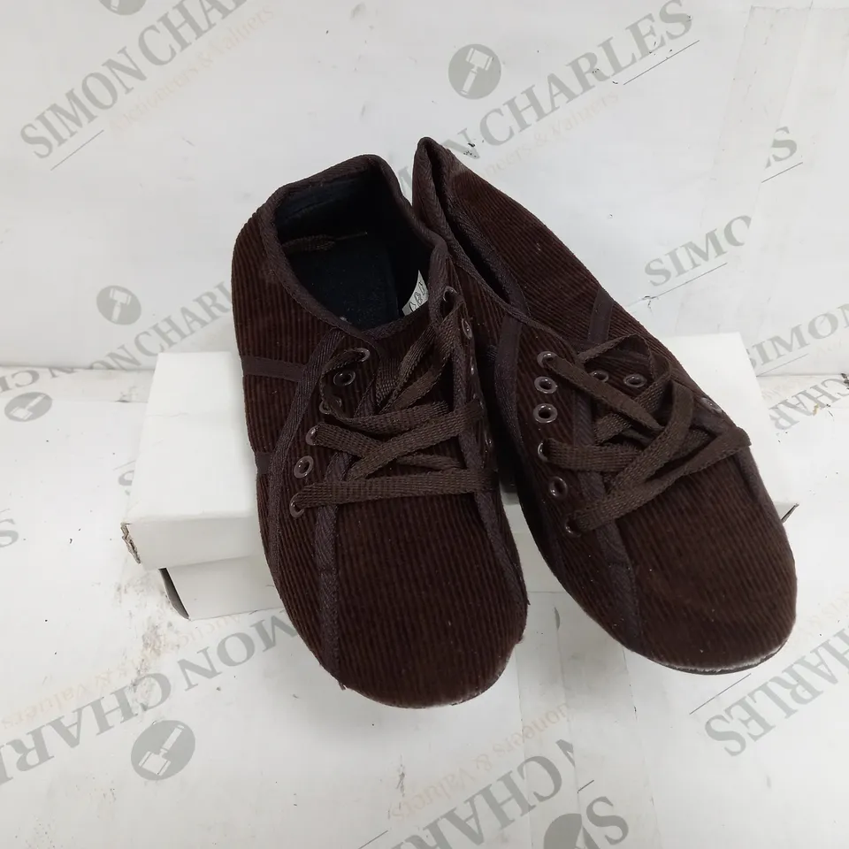 APPROXIMATELY 16 BOXED PAIRS OF SK20 LACE UP FLAT SHOES IN BROWN VARIOUS SIZES TO INCLUDE SIZES 38, 39, 40 