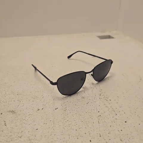 CIRCULR SUNGLASSES β BLACK METAL AVIATOR STYLE WITH BLACK HARD CASE