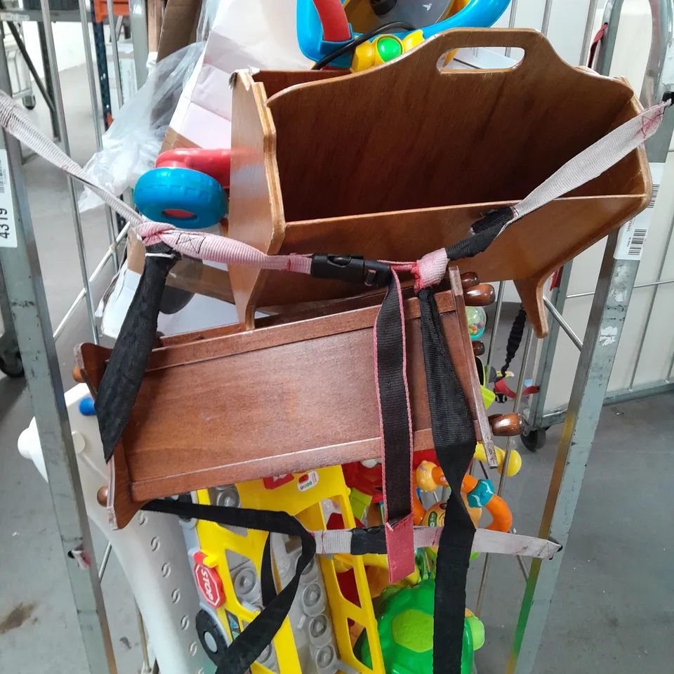 CAGE OF APPROXIMATELY 10 ASSORTED HOUSEHOLD ITEMS AND TOYS TO INCLUDE TENNIS RACKET, BADMINTON RACKET, ETC - COLLECTION ONLY