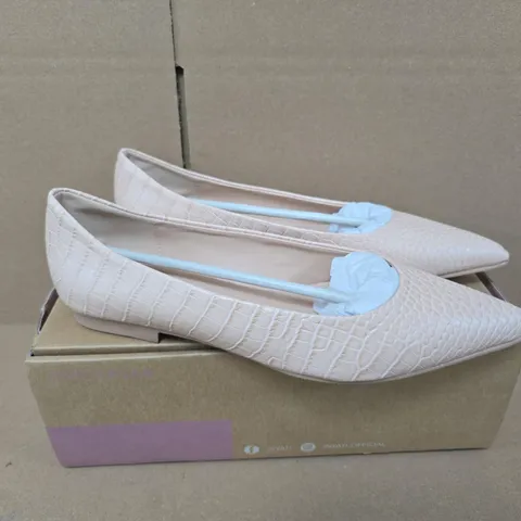 BOXED PAIR OF INYATI VIOLET SHOES IN PEACH CROCO - UK 6