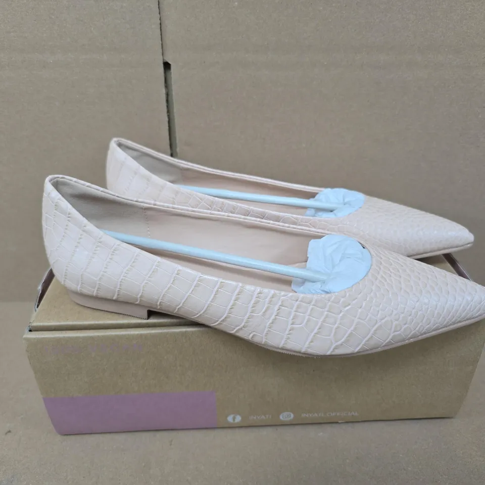 BOXED PAIR OF INYATI VIOLET SHOES IN PEACH CROCO - UK 6