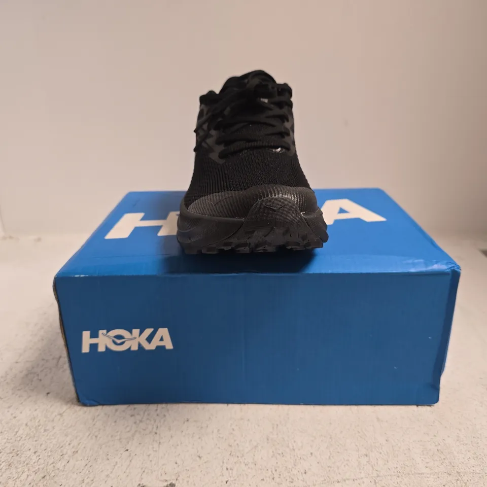 BOXED PAIR OF HOKA CHALLENGER 8 TRAINERS IN BLACK SIZE UK 6
