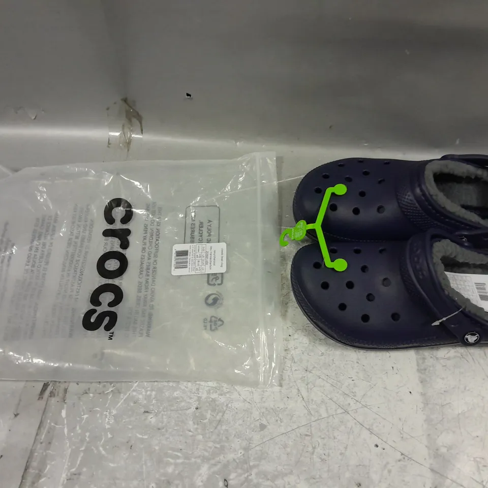 BAGGED PAIR OF CROCS CLASSIC LINED CLOG NAVY/CHARCOAL UK M5/W6 
