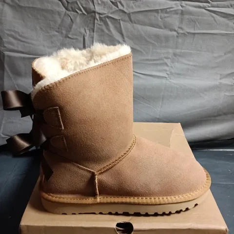 BOXED PAIR OF UGG WOMEN'S BOOTS - UK SIZE 3