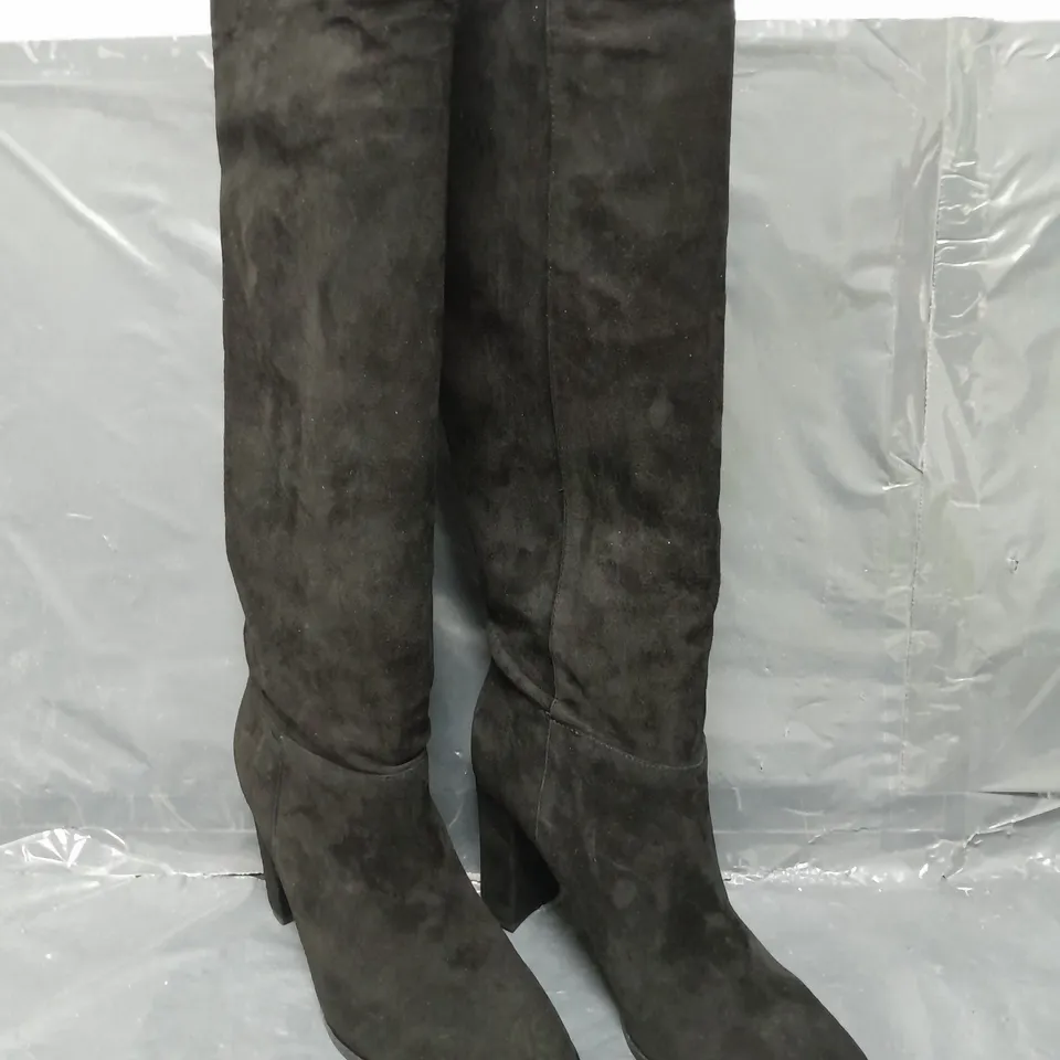 PAIR OF RALPH LAUREN KNEE HIGH BOOTS - 8B