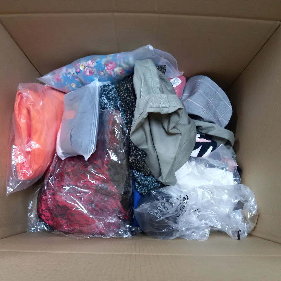 BOX OF APPROX 15 CLOTHING ITEMS TO INCLUDE , SWEATERS, JEANS, T-SHIRTS, ETC