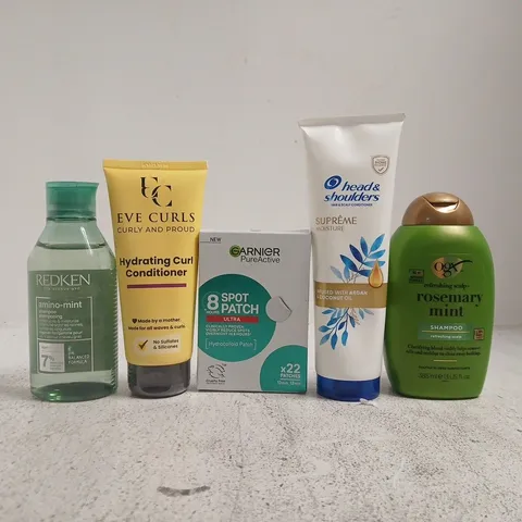 APPROXIMATELY 20 ASSORTED COSMETIC ITEMS INCLUDING VARIOUS MAKES AND BRANDS - COLLECTION ONLY