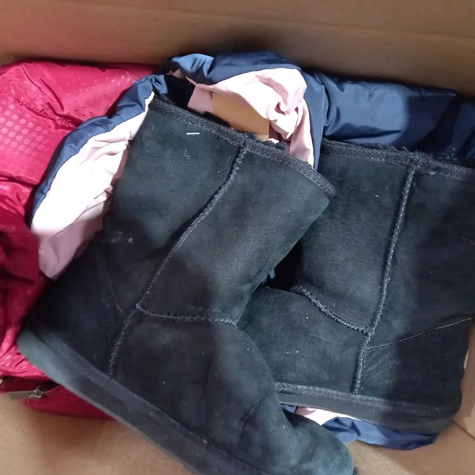 BOX OF APPROXIMATELY 5 ASSORTED CLOTHING AND FASHION ITEMS TO INCLUDE CENTIGRADE TOP IN RED SIZE L, DESIGNER STRETCH SMART TOP IN GREEN SIZE 2XL, ETC