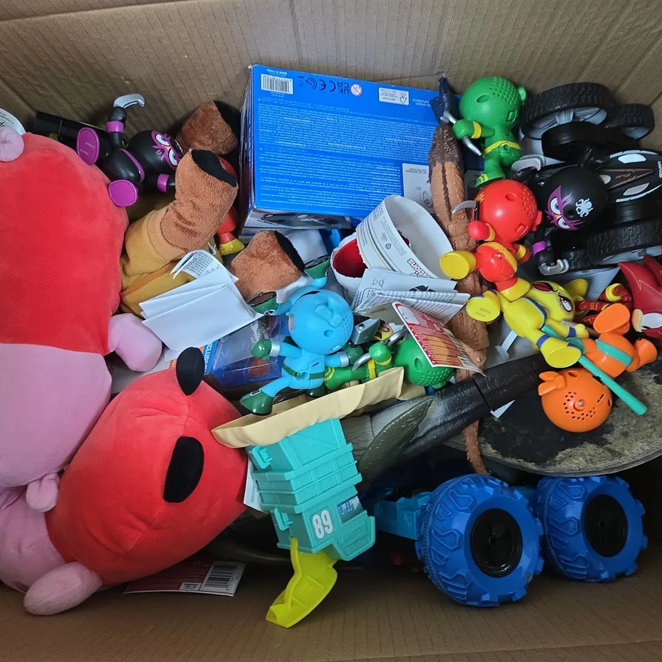 APPROXIMATELY 12 ASSORTED TOYS & GAMES PRODUCTS TO INCLUDE PEPPA PIG PLUSH, SKATEBOARD, ROBO ALIVE ROBO FISH, ETC
