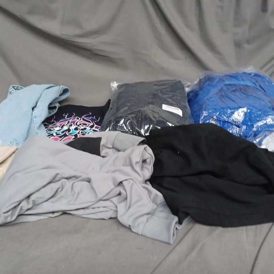 BOX OF ASSORTED CLOTHING ITEMS IN VARIOUS COLOURS, SIZES AND STYLES