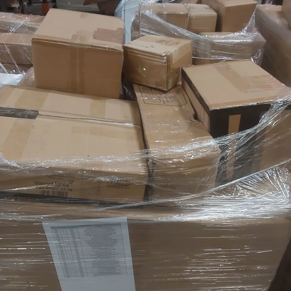 PALLET CONTAINING A VERY LARGE QUANTITY OF HOME LIGHTING PRODUCTS