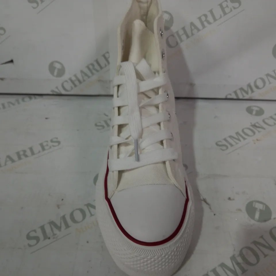 PAIR OF DESIGNER CANVAS SHOES IN WHITE EU SIZE 40