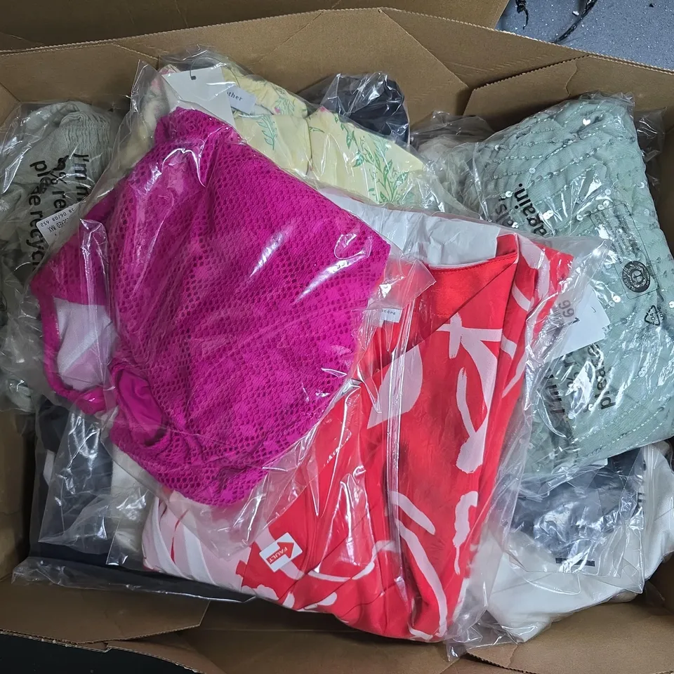 APPROXIMATELY 22 ASSORTED CLOTHING ITEMS IN VARIOUS SIZES, STYLES & SIZES TO INCLUDE PRINT TIERED MIDAXI DRESS, RED PRINT MIDI DRESS, SAGE BEADED MAXI DRESS, ETC - COLLECTION ONLY