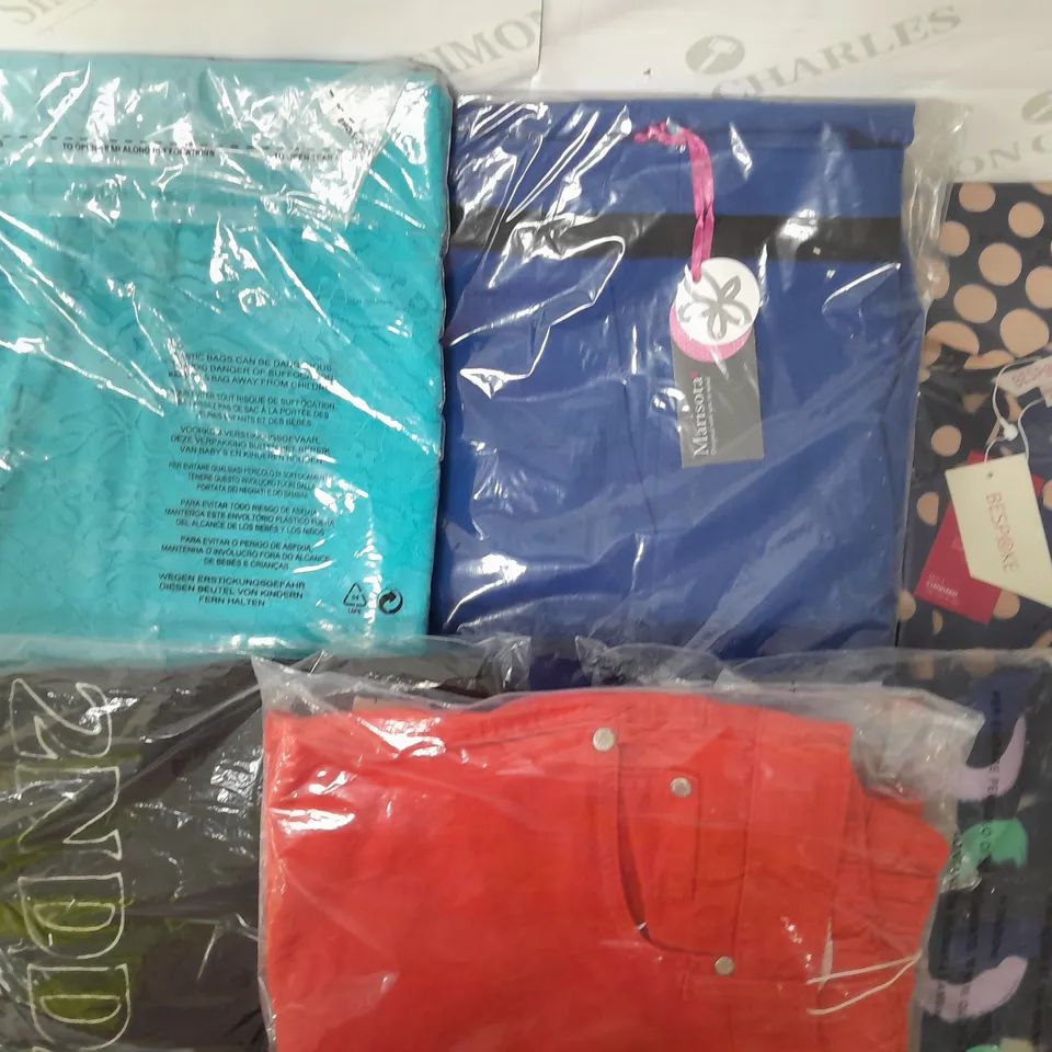 LOT OF APPROX 16 CLOTHING ITEMS IN VARIOUS BRANDS, STYLES, COLOURS AND SIZES