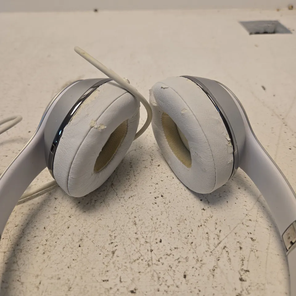 BEATS BY DRE OVER-EAR HEADPHONES – WHITE