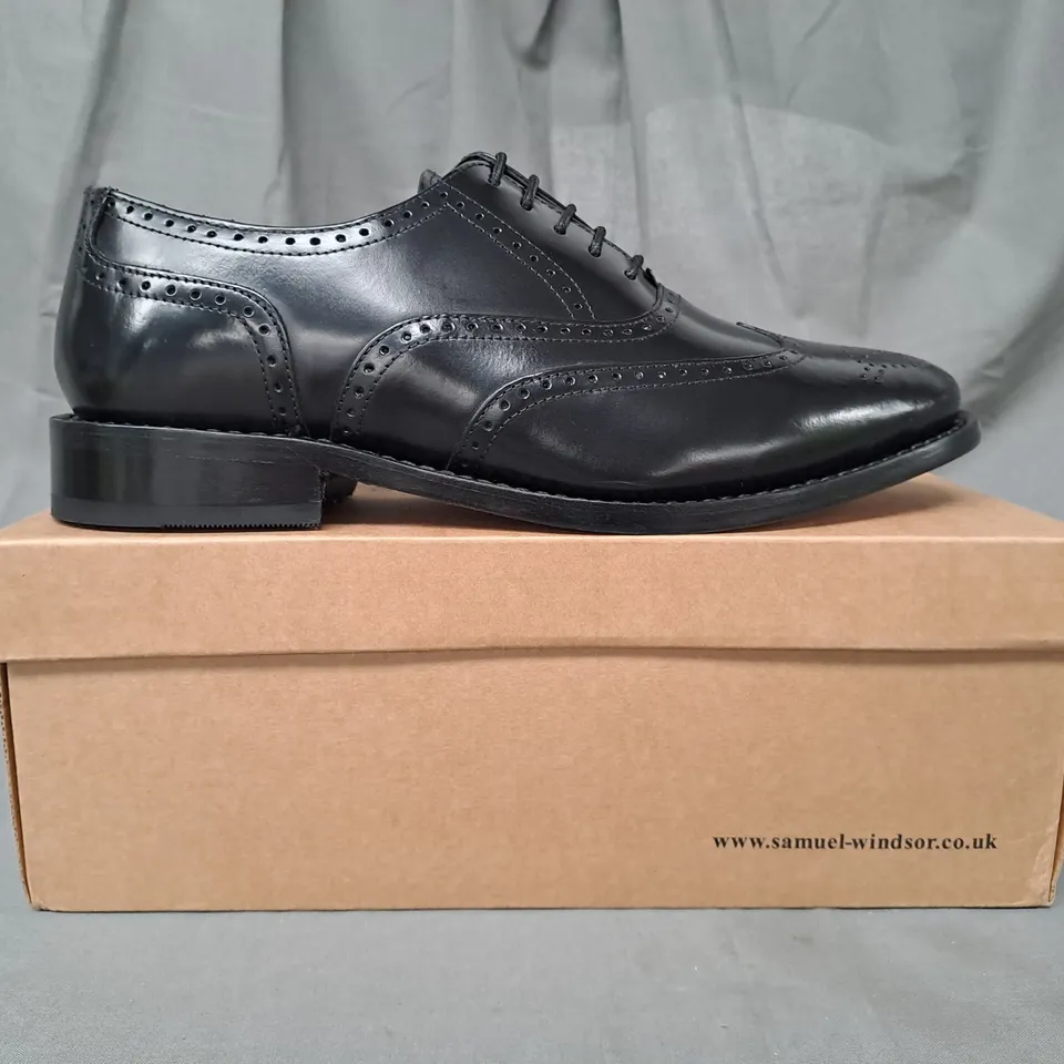 BOXED PAIR OF SAMUEL WINDSOR LACE UP SHOES IN BLACK UK SIZE 8.5