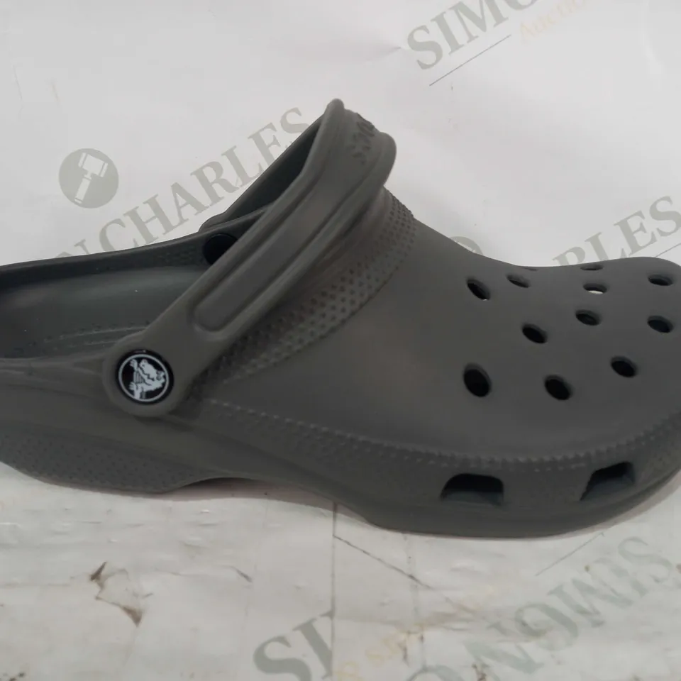 BOXED PAIR OF CROCS CLOGS IN GREY UK SIZE M8/W9