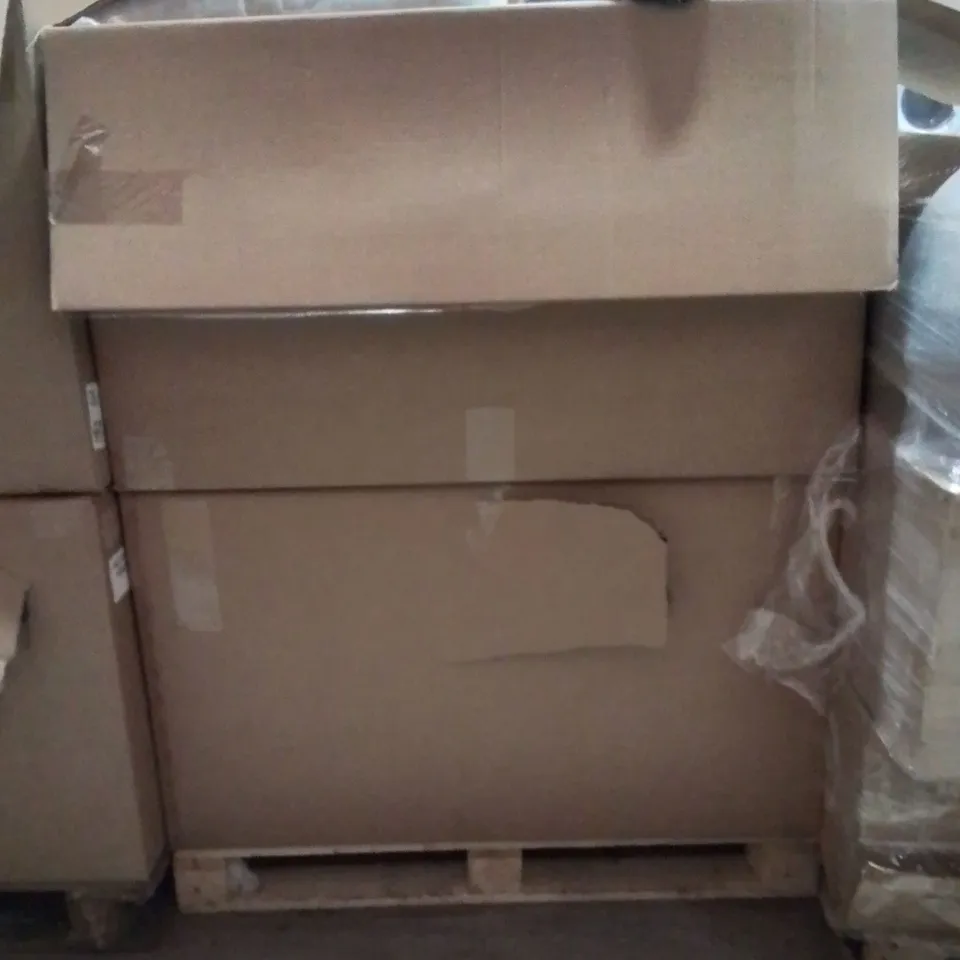 PALLET CONTAINING A LARGE QUANTITY OF PILLOWS 