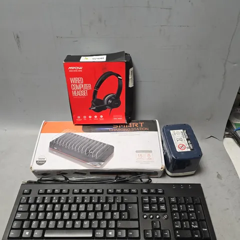 BOX OF APPROXIMATELY 6 ASSORTED ITEMS TO INCLUDE - MPOW WIRED COMPUTER HEADSET , SMART CHARGING STATION , KEYBOARD ETC