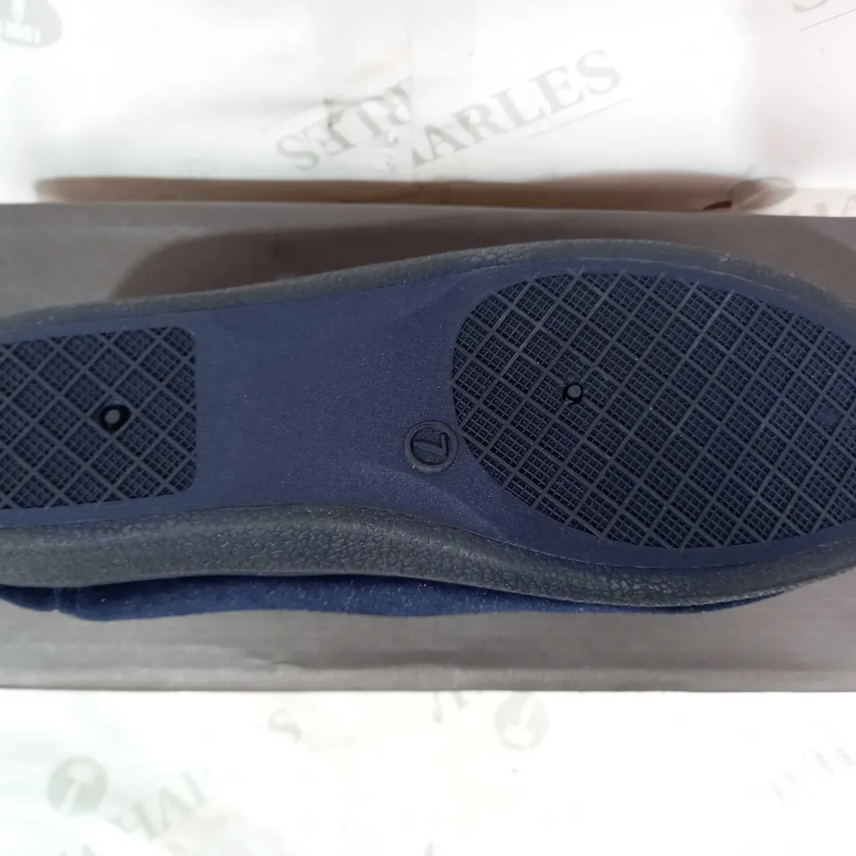 BOXED PAIR OF DUNLOP SLIPPERS IN BLUE UK SIZE 7