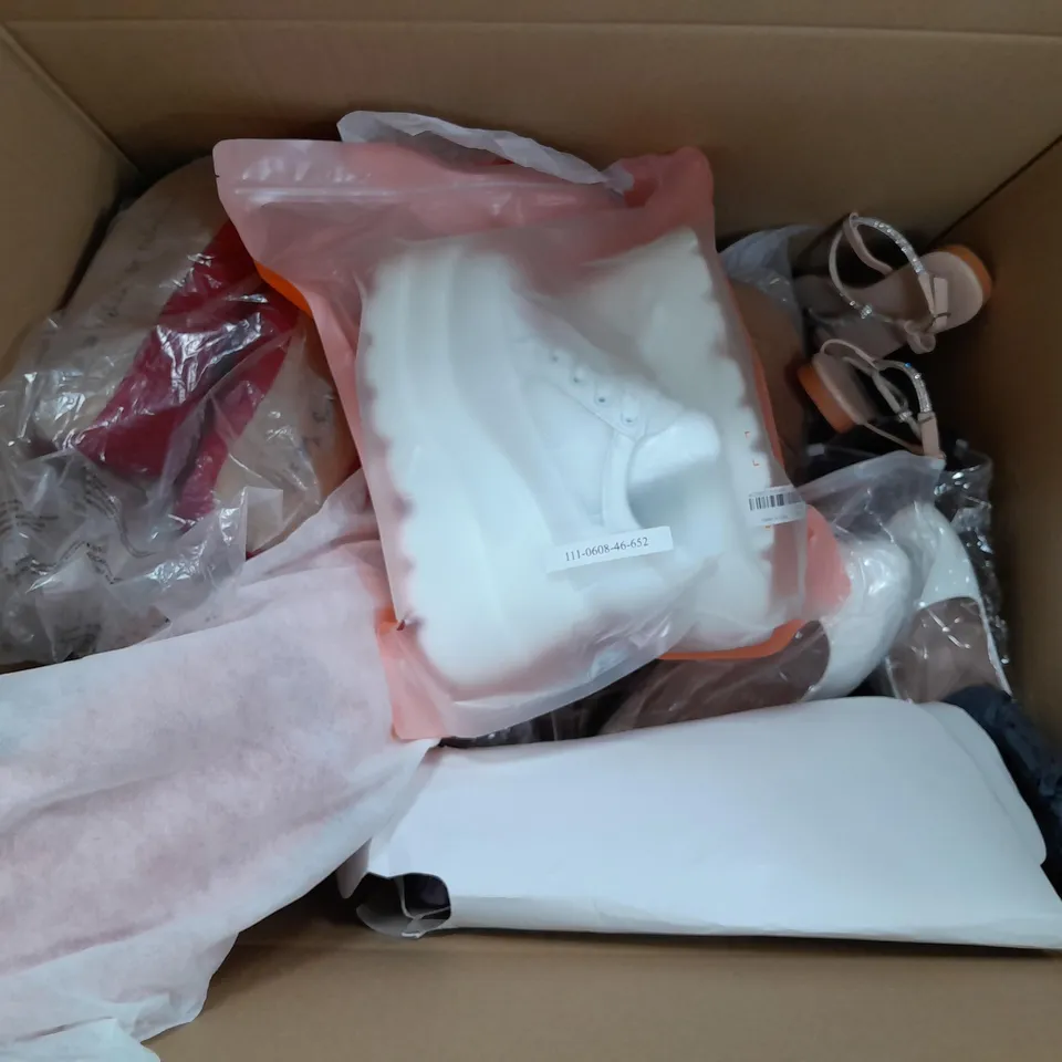 APPROXIMATELY 15 ASSORTED FOOTWEAR RELATED ITEMS IN VARYING STYLE/SIZE/COLOUR TO INCLUDE: BOOTS, TRAINERS, SLIPPERS, ETC