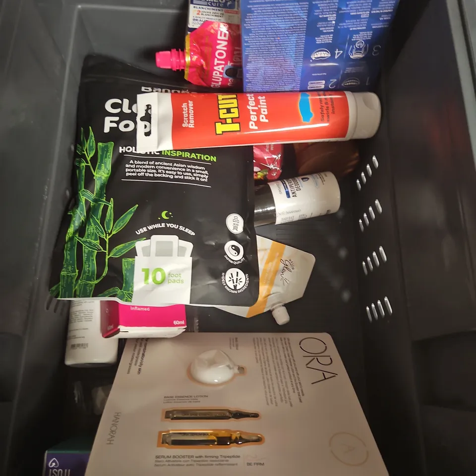 APPROXIMATEY 20 ASSORTED HEALTH AND BEAUTY PRODUCTS TO INCLUDE - GLAZE MIRRORGLAZE SHINE SPRAY - OGX ARGAN OIL SHAMPOO - AKT DEODORANT BALM - ETC