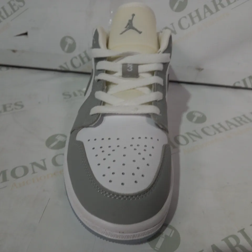 BOXED PAIR OF NIKE AIR JORDAN 1 LOW SHOES IN GREY/WHITE UK SIZE 6