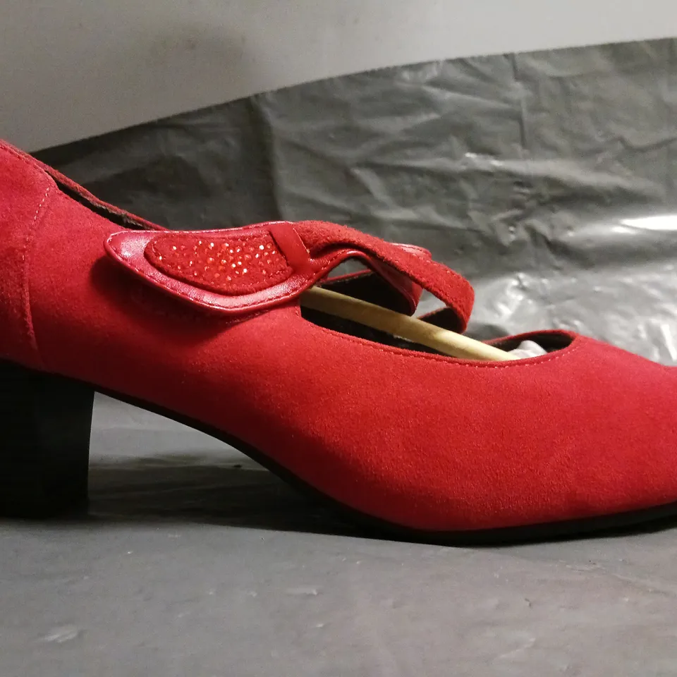 BOXED PAIR OF HOTTER LOW BLOCK HEEL SHOES IN RED SIZE UK 7