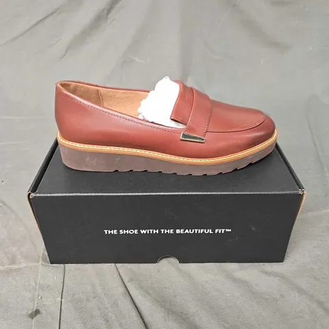 BOXED PAIR NATURALIZER SLIP ON SHOES IN CAPPUCCINO - 6 