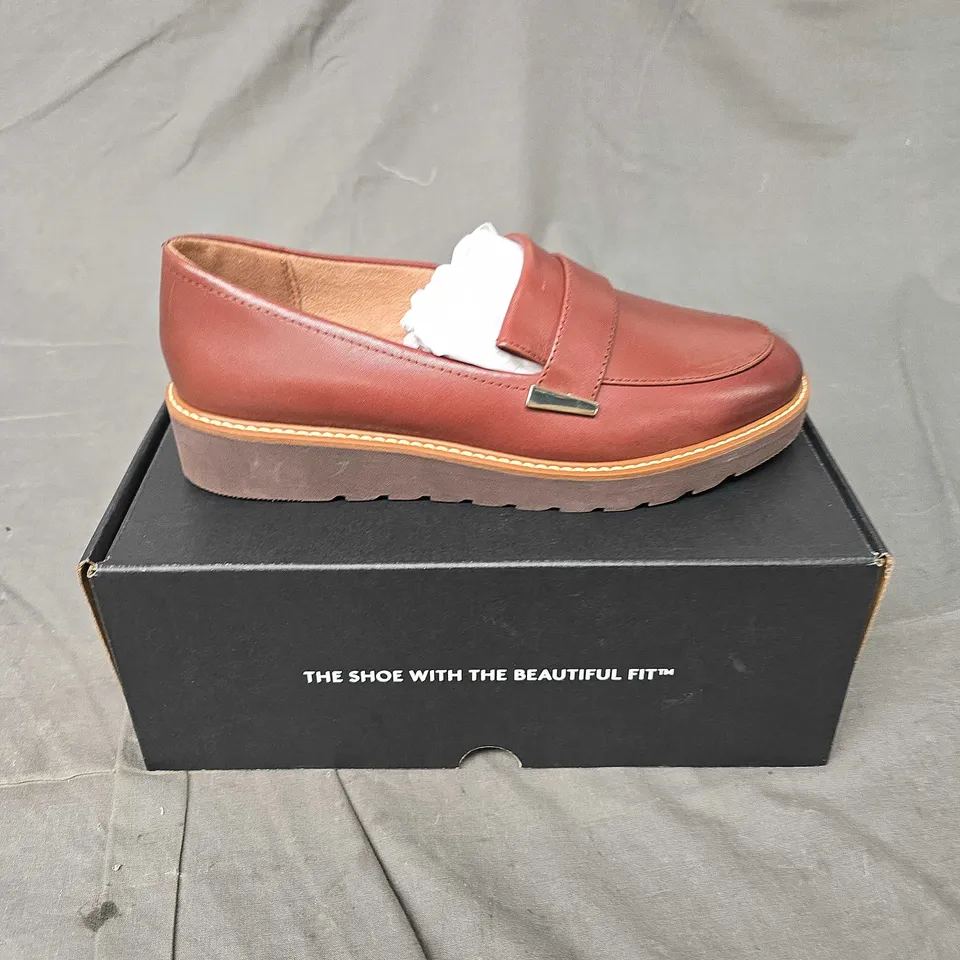 BOXED PAIR NATURALIZER SLIP ON SHOES IN CAPPUCCINO - 6 