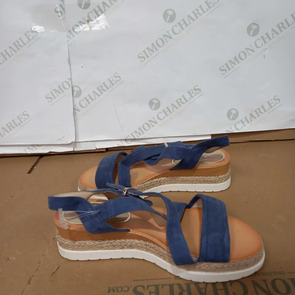 KENNETH COLE PLATFORM SANDLES SIZE 8