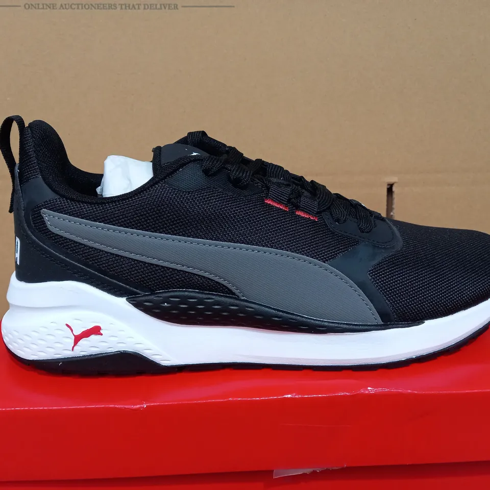 BOXED PAIR OF SIZE 8 PUMA BLACK CASTLEROCK TRAINERS