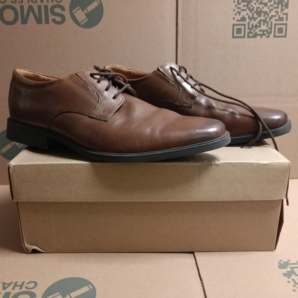 BOXED PAIR OF CLARKS LACE UP SHOES IN BROWN SIZE UK 10