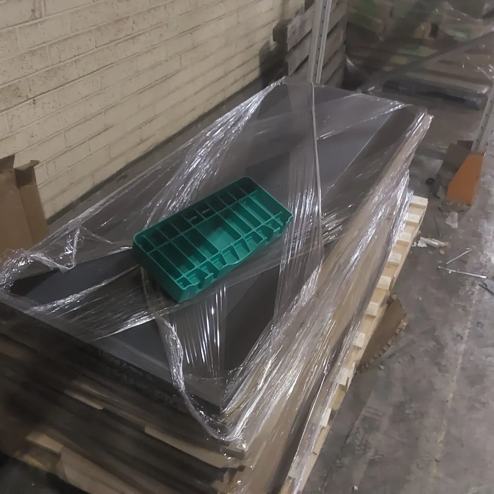 PALLET CONTAINING A LARGE QUANTITY OF DOORS