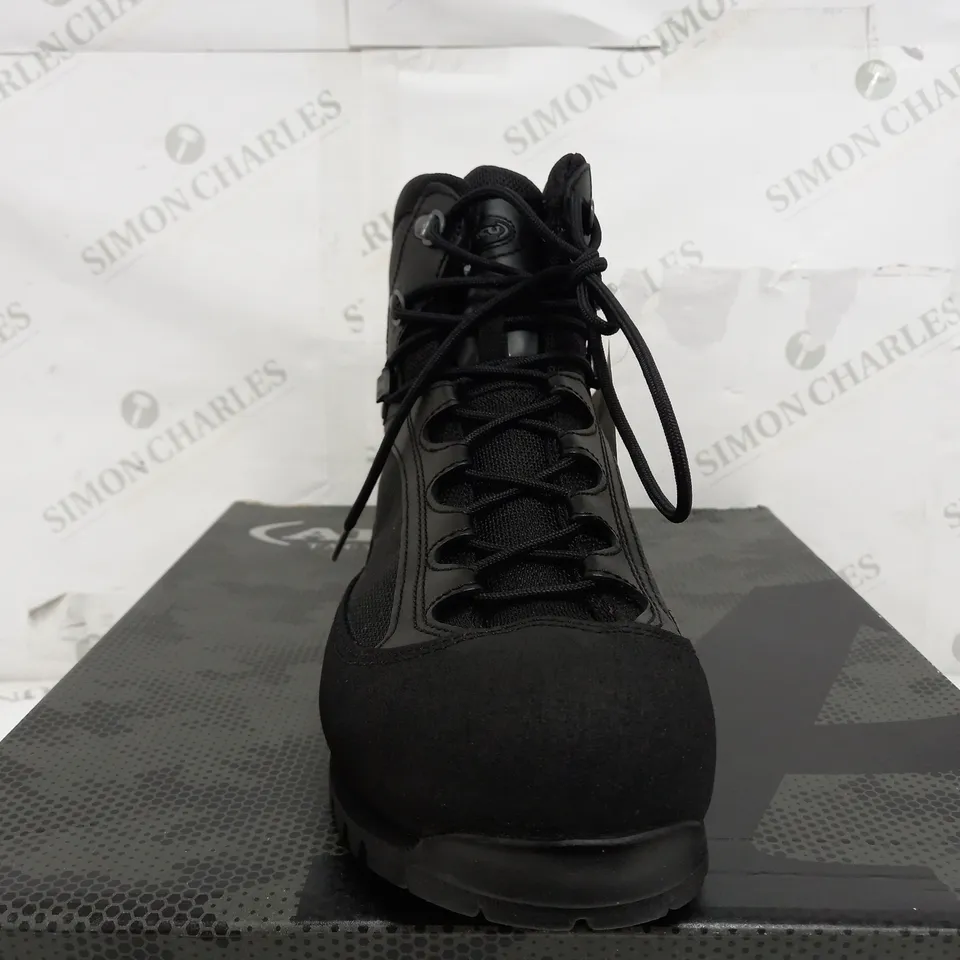 BOXED PAIR OF AKU TACTICAL 560CF PILGRIM GTX COMBAT BOOTS IN BLACK - UK 11