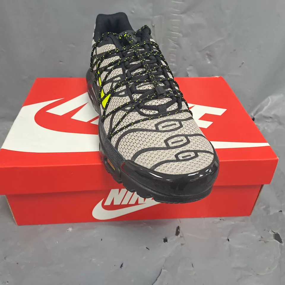 BOXED PAIR OF NIKE  AIR MAX SHOES BLACK AND GREY SIZE UK 10.5