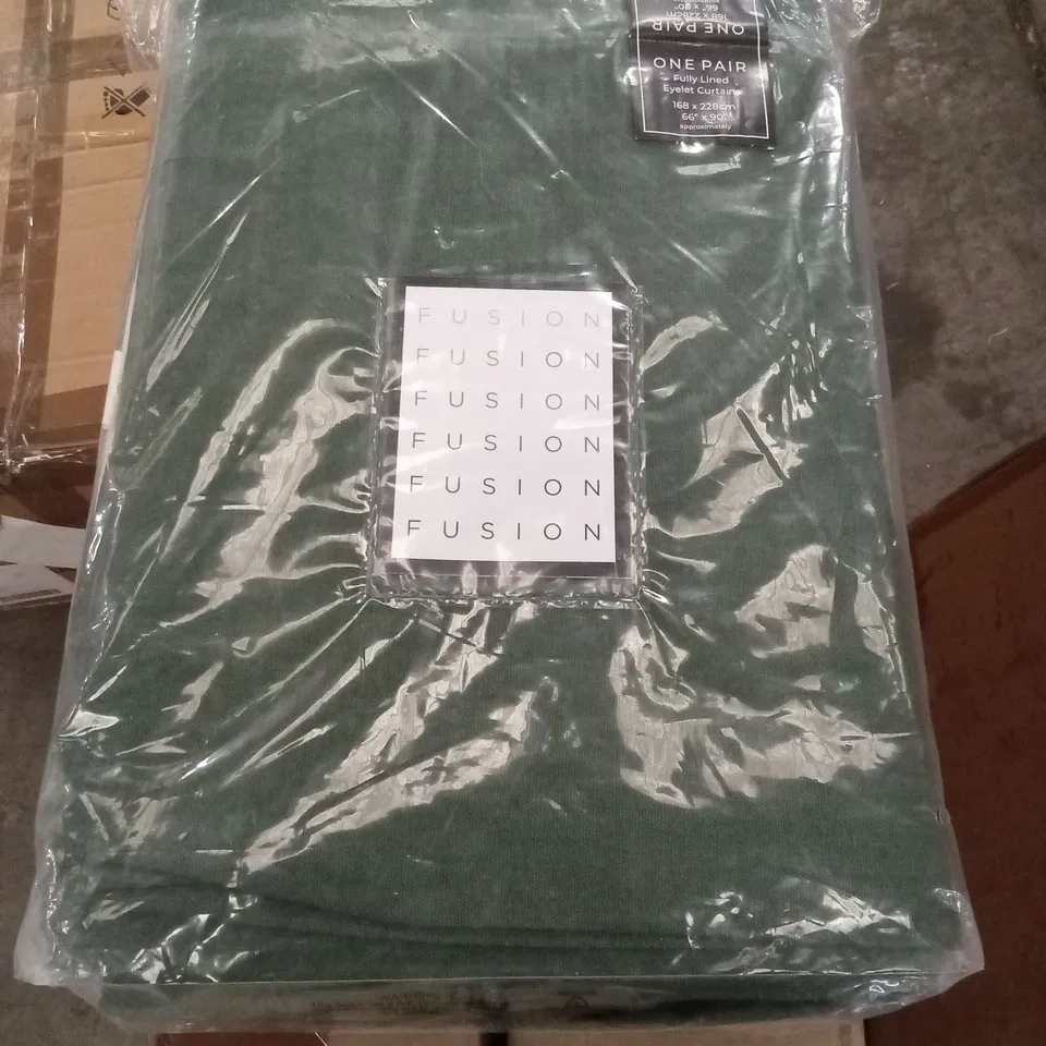 BAGGED PAIR OF FULLY LINED EYELET CURTAINS - GREEN // SIZE: 168 x 228cm