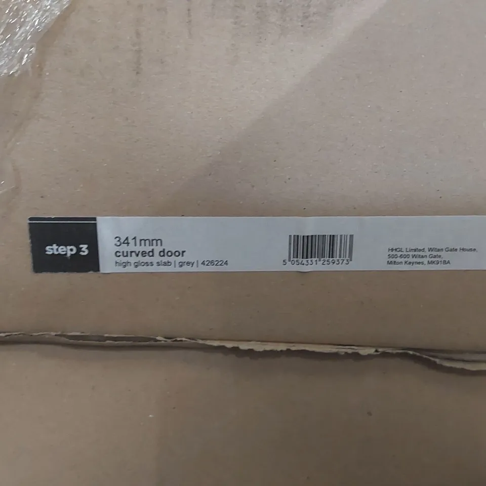 PALLET CONTAINING APPROXIMATELY 14x CURVED DOORS