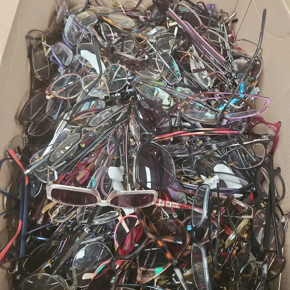 APPROXIMATELY 300 ASSORTED LOOSE CORRECTIVE GLASSES & SUNGLASSES IN VARIOUS STYLES