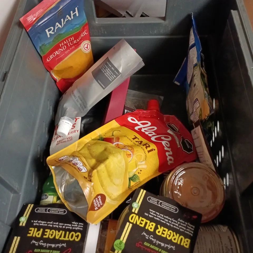 APPROXIMATELY 15 ASSORTED FOOD AND DRINK ITEMS TO INCLUDE - STOP N POP MICROWAVE POPCORN, HEINZ TOMATO SOUP AND DATES