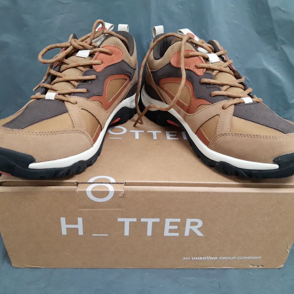 BOXED PAIR OF HOTTER SHOES IN CAMEL/MULTI SIZE UK 9