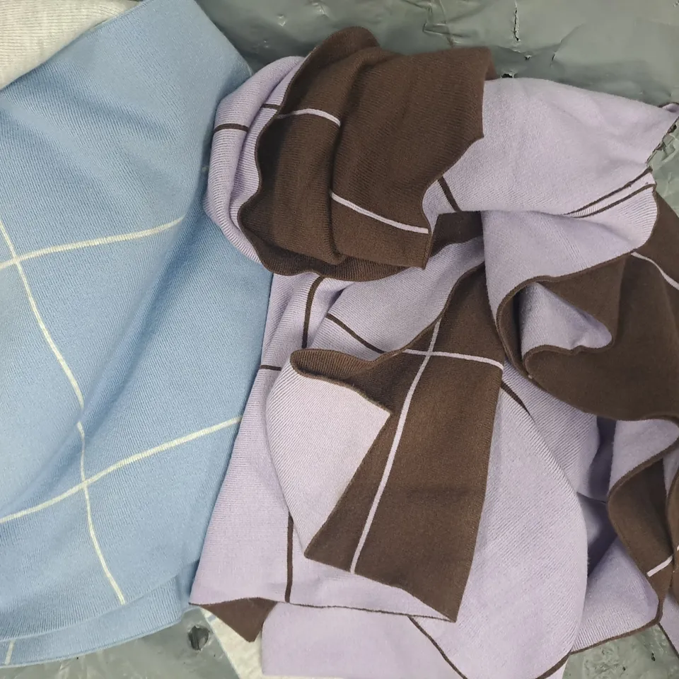 BOX OF APPROXIMATELY 12 ASSORTED CLOTHING AND FASHION ITEMS IN VARIOUS STYLES, SIZES, AND COLOURS