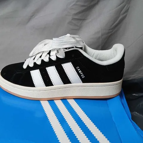 ADIDAS CAMPUS 00S ORIGINALS UNISEX SNEAKERS – BLACK/WHITE, UK 5