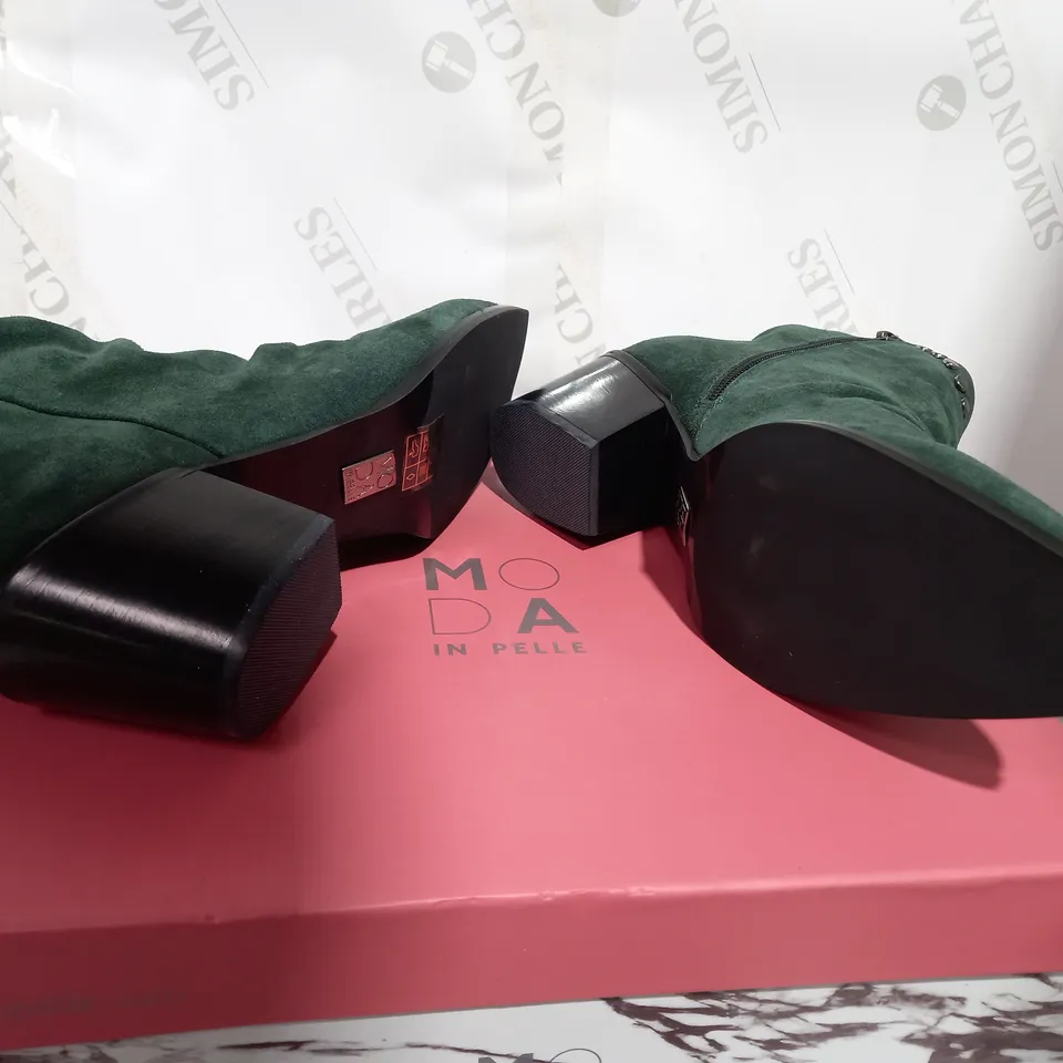 BOXED PAIR OF MODA GREEN LEATHER ANKLE BOOT - SIZE 7