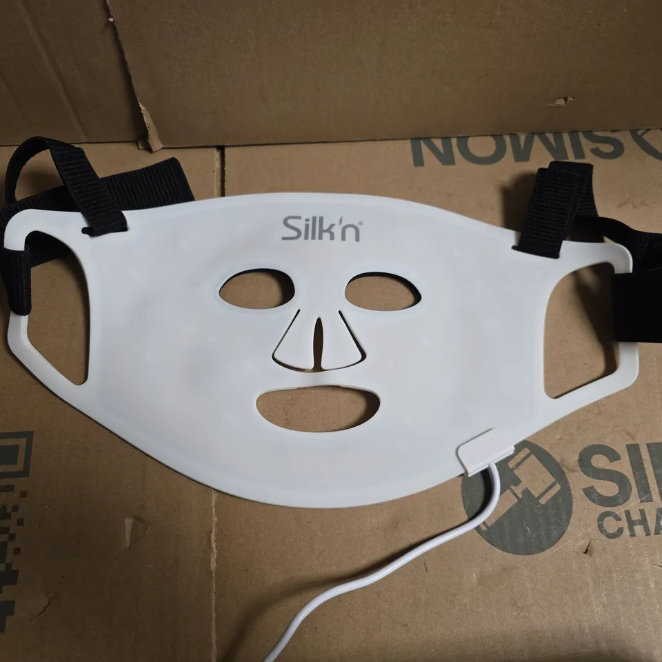 BOXED SILK'N LED FACE MASK 100