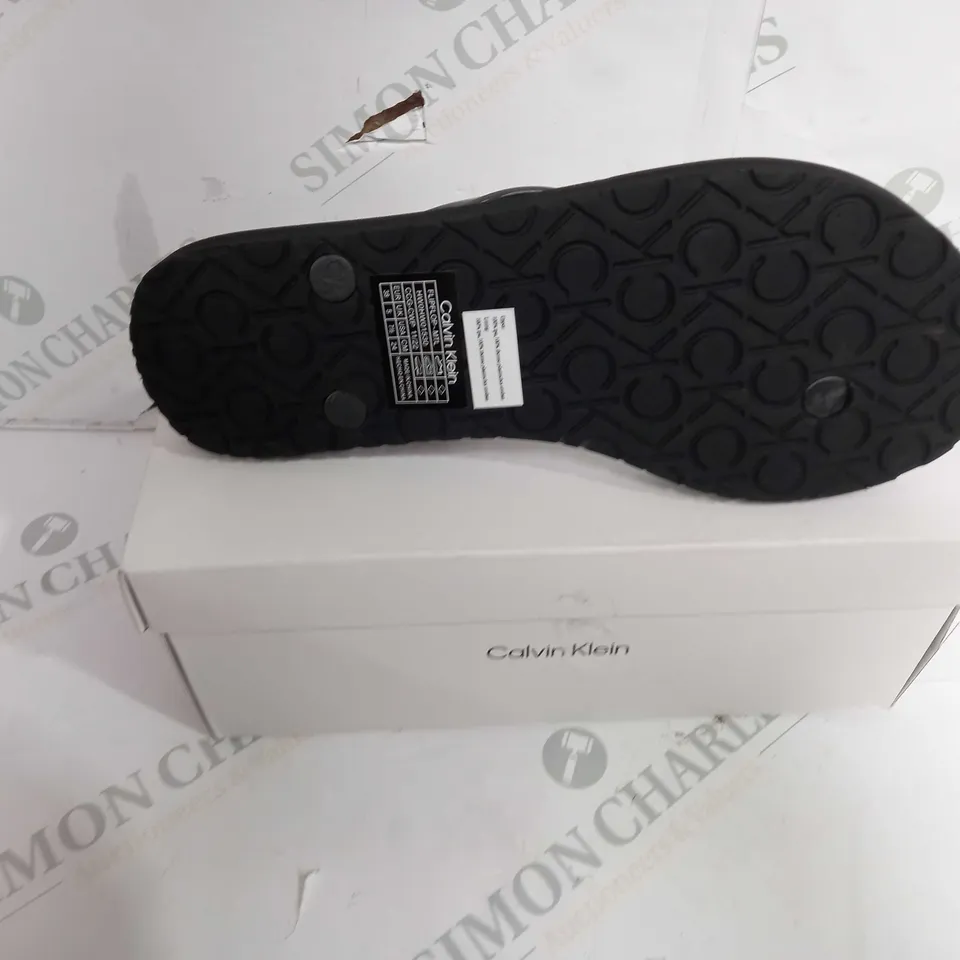 BOXED PAIR OF CALVIN KLEIN FLIP FLOPS IN BLACK - UK SIZE 5